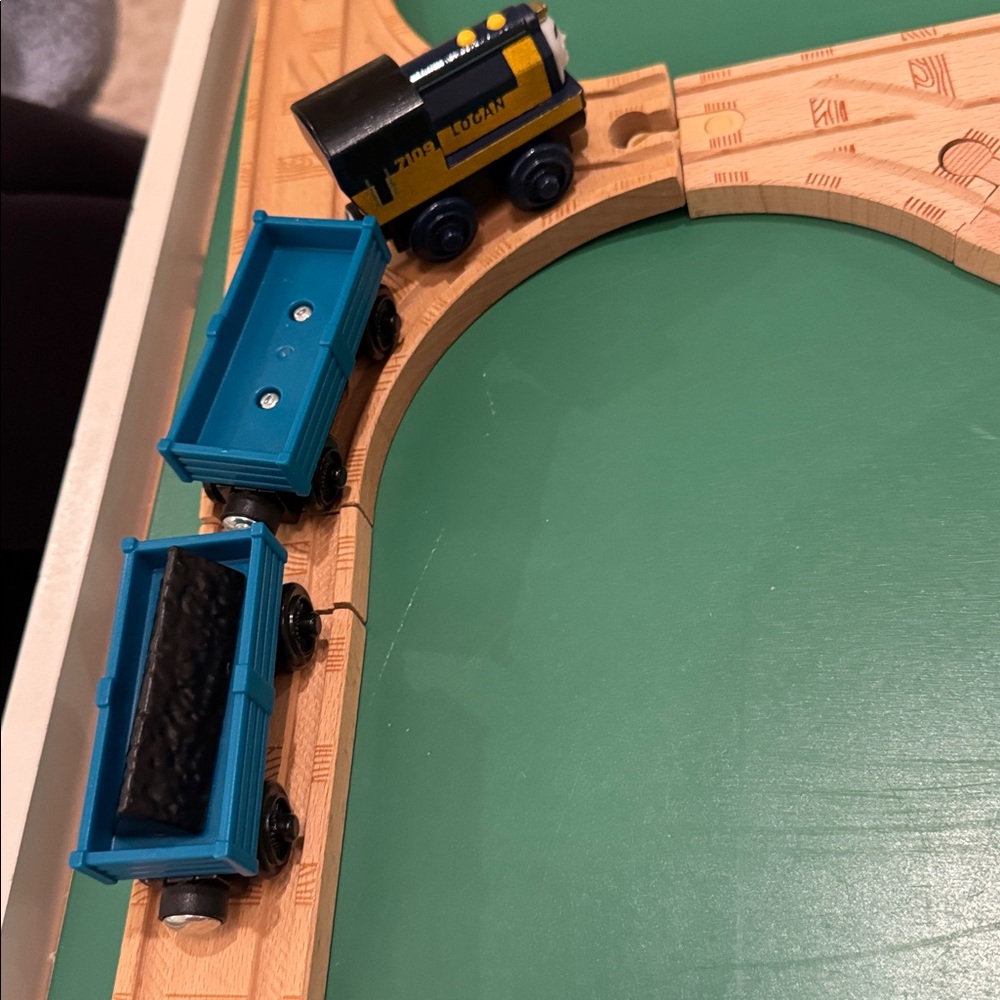Thomas & Friends Wooden Railway Logan and the Big Blue Engines Set, EUC - Picture 9 of 9